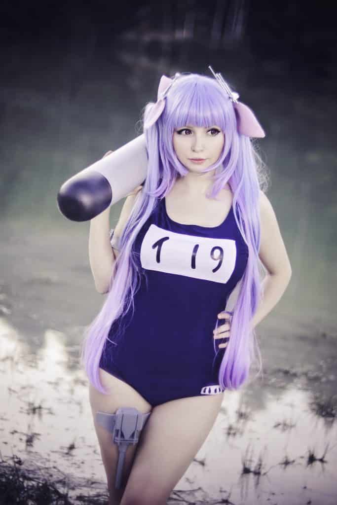 Fille cheveux violet en maillot de bain scolaire avec canon a la main cosplay